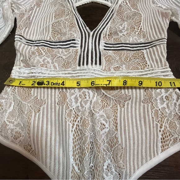 Lacey long sleeve body suit deep v neck creamy white Pretty Little Thing size 2 - Picture 5 of 8